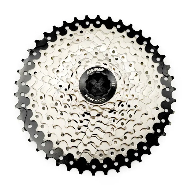 In che modo il design dell'equilibrio del pignone della cassetta migliora la levigatezza del movimento?